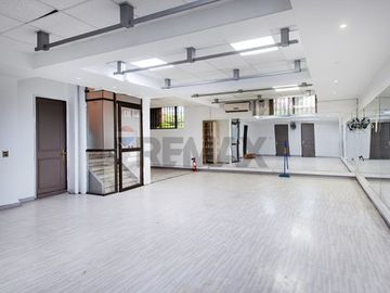 Edificio Corporativo/Comercial Metro Manquehue