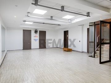 Edificio Corporativo/Comercial Metro Manquehue