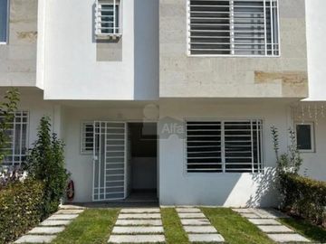 Casa en renta en Cordillera Residencial, internet y mantenimiento incluidos
