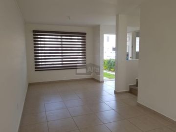 Casa en renta en Cordillera Residencial, internet y mantenimiento incluidos