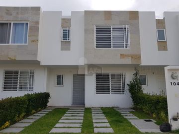 Casa en renta en Cordillera Residencial, internet y mantenimiento incluidos