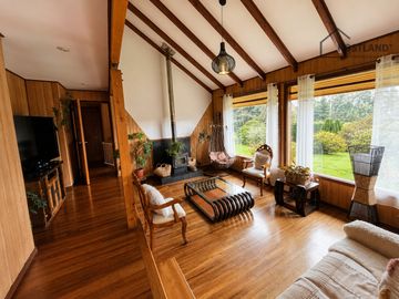 Gran Casa en Parque Ivian con 5.000 m² de Terreno – Puerto Varas