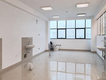 Local Comercial de 3 pisos + Azotea 1,858m2