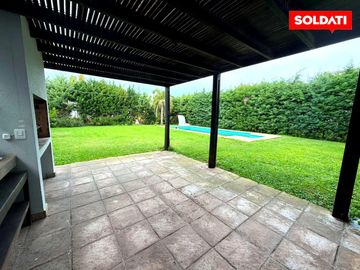 Villa olivos  moderna casa en  venta y alquiler . Lote central