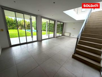 Villa olivos  moderna casa en  venta y alquiler . Lote central