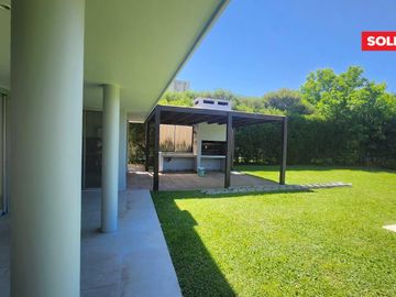 Villa olivos  moderna casa en  venta y alquiler . Lote central