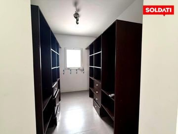 Villa olivos  moderna casa en  venta y alquiler . Lote central