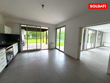 Villa olivos  moderna casa en  venta y alquiler . Lote central