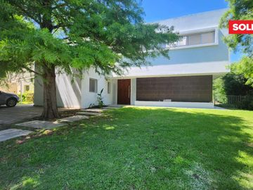 Villa olivos  moderna casa en  venta y alquiler . Lote central