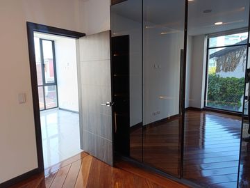 Venta Suite con 1 o 2 parqueaderos y bodega, Gonzalez Suarez