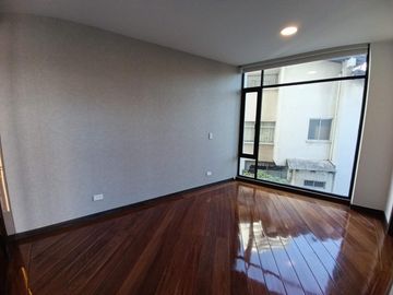 Venta Suite con 1 o 2 parqueaderos y bodega, Gonzalez Suarez