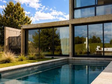 !!EXCLUSIVA CASA EN VALLE DEL GOLF | PILETA | FONDO AL GOLF | TERRENO 1500 M2!!