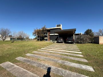 !!EXCLUSIVA CASA EN VALLE DEL GOLF | PILETA | FONDO AL GOLF | TERRENO 1500 M2!!