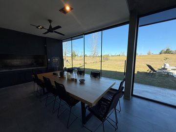 !!EXCLUSIVA CASA EN VALLE DEL GOLF | PILETA | FONDO AL GOLF | TERRENO 1500 M2!!