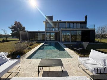 !!EXCLUSIVA CASA EN VALLE DEL GOLF | PILETA | FONDO AL GOLF | TERRENO 1500 M2!!