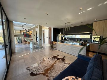 !!EXCLUSIVA CASA EN VALLE DEL GOLF | PILETA | FONDO AL GOLF | TERRENO 1500 M2!!