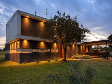 !!EXCLUSIVA CASA EN VALLE DEL GOLF | PILETA | FONDO AL GOLF | TERRENO 1500 M2!!