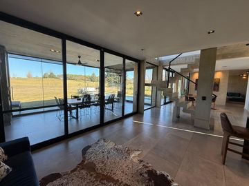 !!EXCLUSIVA CASA EN VALLE DEL GOLF | PILETA | FONDO AL GOLF | TERRENO 1500 M2!!