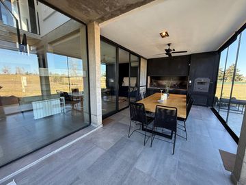 !!EXCLUSIVA CASA EN VALLE DEL GOLF | PILETA | FONDO AL GOLF | TERRENO 1500 M2!!
