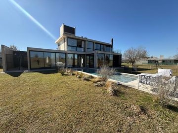 !!EXCLUSIVA CASA EN VALLE DEL GOLF | PILETA | FONDO AL GOLF | TERRENO 1500 M2!!