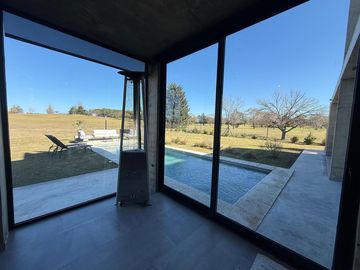 !!EXCLUSIVA CASA EN VALLE DEL GOLF | PILETA | FONDO AL GOLF | TERRENO 1500 M2!!