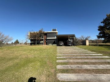 !!EXCLUSIVA CASA EN VALLE DEL GOLF | PILETA | FONDO AL GOLF | TERRENO 1500 M2!!