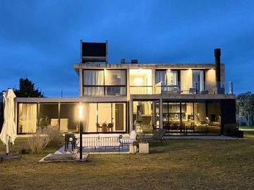 !!EXCLUSIVA CASA EN VALLE DEL GOLF | PILETA | FONDO AL GOLF | TERRENO 1500 M2!!