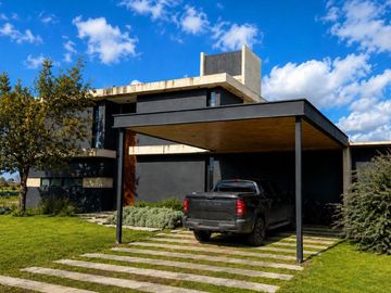 !!EXCLUSIVA CASA EN VALLE DEL GOLF | PILETA | FONDO AL GOLF | TERRENO 1500 M2!!