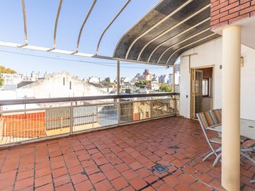 VENTA * PARQUE CHACABUCO / CABALLITO SUR * CASA LOTE PROPIO * PISCINA * 4 COCHERAS