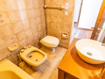 VENTA * PARQUE CHACABUCO / CABALLITO SUR * CASA LOTE PROPIO * PISCINA * 4 COCHERAS