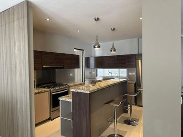 Casa en Renta en Cumbres Elite, Amueblada y Equipada, Monterrey