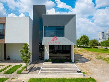 Casa en Venta en Punto Sur Tlajomulco de Zuñiga | 4 Recámaras con Roof Garden