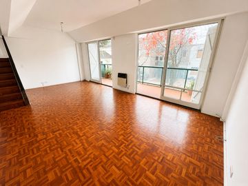 departamento en duplex de 3 amb, centro de san isidro - primer piso por escalera