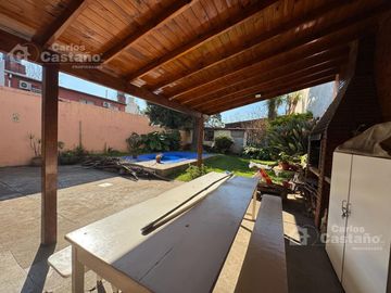 Casa en Altos de 3 Amb con Quincho, Piscina, Galpón y Local 2 Sótanos (1 en Local y otro en Galpón)