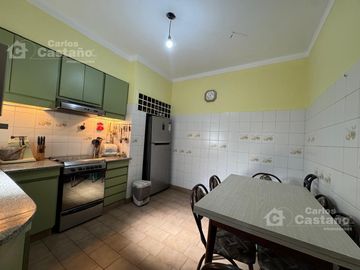 Casa en Altos de 3 Amb con Quincho, Piscina, Galpón y Local 2 Sótanos (1 en Local y otro en Galpón)