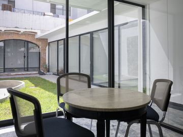 Oficinas privadas en renta en Providencia, servicios incluidos.