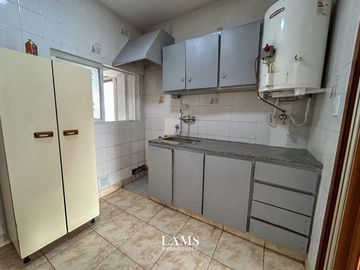 Alquiler 24 meses - Departamento 3 ambientes con balcón y dependencia - Zona Centro