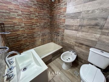 Alquiler 24 meses - Departamento 3 ambientes con balcón y dependencia - Zona Centro