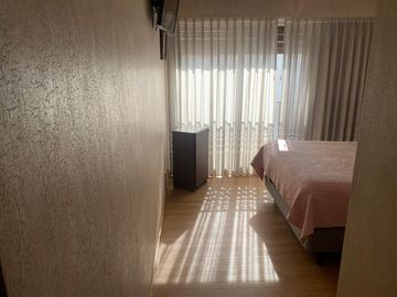 Hermoso piso de 4 Ambientes con dependencia, escritorio, baulera y cochera