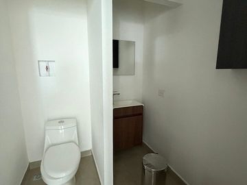 OFICINA EN RENTA, AV. FUNDADORES, DEL PASEO RESIDENCIAL