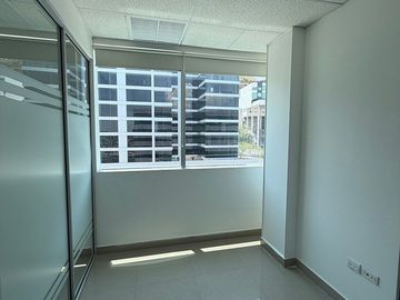 OFICINA EN RENTA, AV. FUNDADORES, DEL PASEO RESIDENCIAL