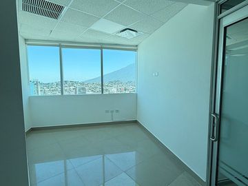 OFICINA EN RENTA, AV. FUNDADORES, DEL PASEO RESIDENCIAL