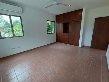 CASA EN RENTA EN MERIDA F-1149, 3 REC. CLUB DE GOLF LA CEIBA $45,000 M.N.