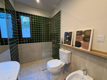 VENTA: casa de tres dormitorios, dos cocheras, patio, quincho y pileta. Barrio Lourdes, Rosario