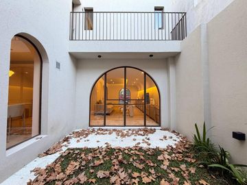 VENTA: casa de tres dormitorios, dos cocheras, patio, quincho y pileta. Barrio Lourdes, Rosario