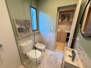VENTA: casa de tres dormitorios, dos cocheras, patio, quincho y pileta. Barrio Lourdes, Rosario