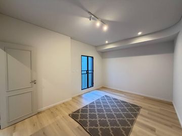 VENTA: casa de tres dormitorios, dos cocheras, patio, quincho y pileta. Barrio Lourdes, Rosario