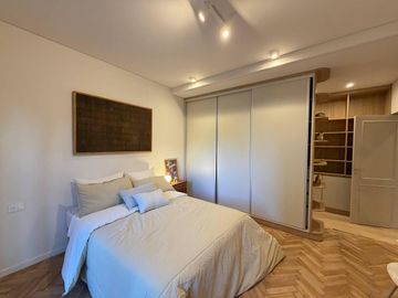 VENTA: casa de tres dormitorios, dos cocheras, patio, quincho y pileta. Barrio Lourdes, Rosario