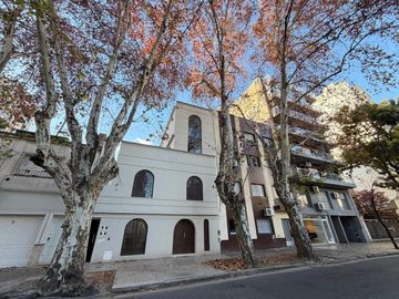 VENTA: casa de tres dormitorios, dos cocheras, patio, quincho y pileta. Barrio Lourdes, Rosario