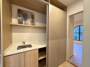 VENTA: casa de tres dormitorios, dos cocheras, patio, quincho y pileta. Barrio Lourdes, Rosario